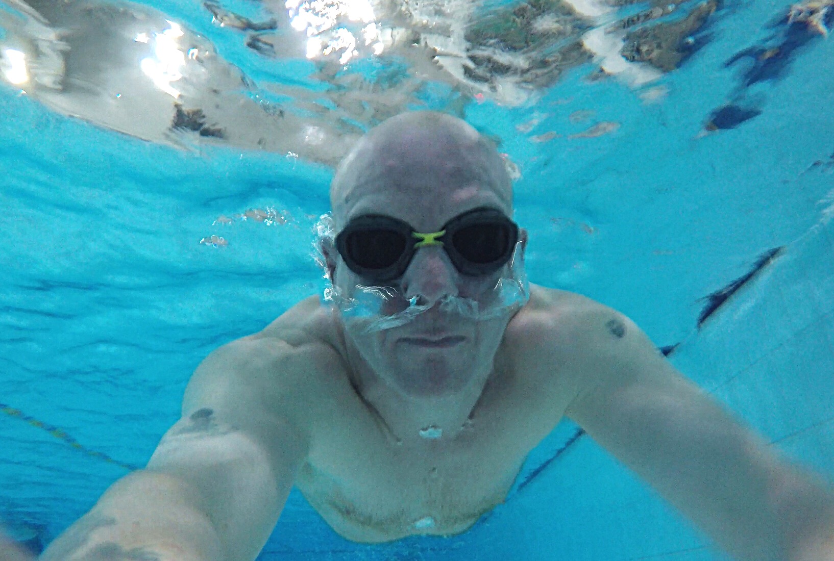 simon underwater selfie